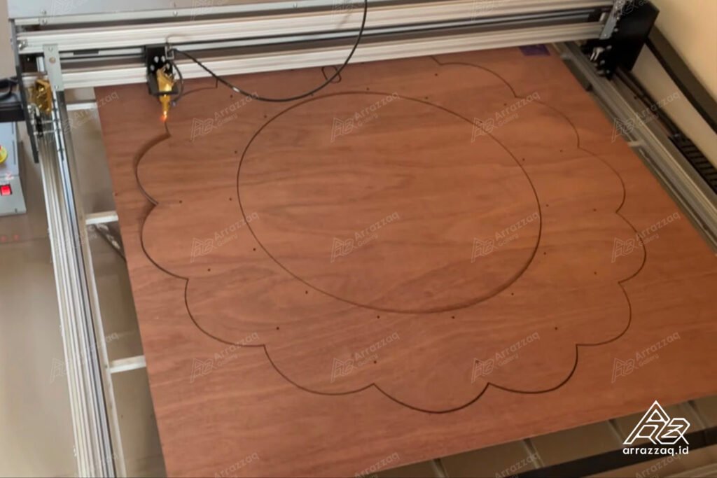 Proses pembuatan wall decor custom menggunakan mesin laser cutting